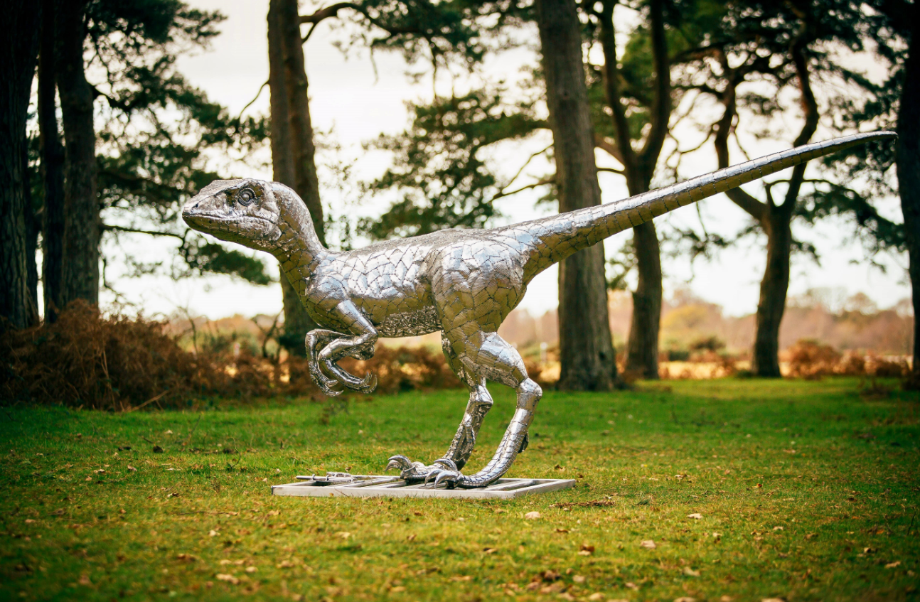 Dinoxauri in giardino: le lamiere bugnate diventano arte