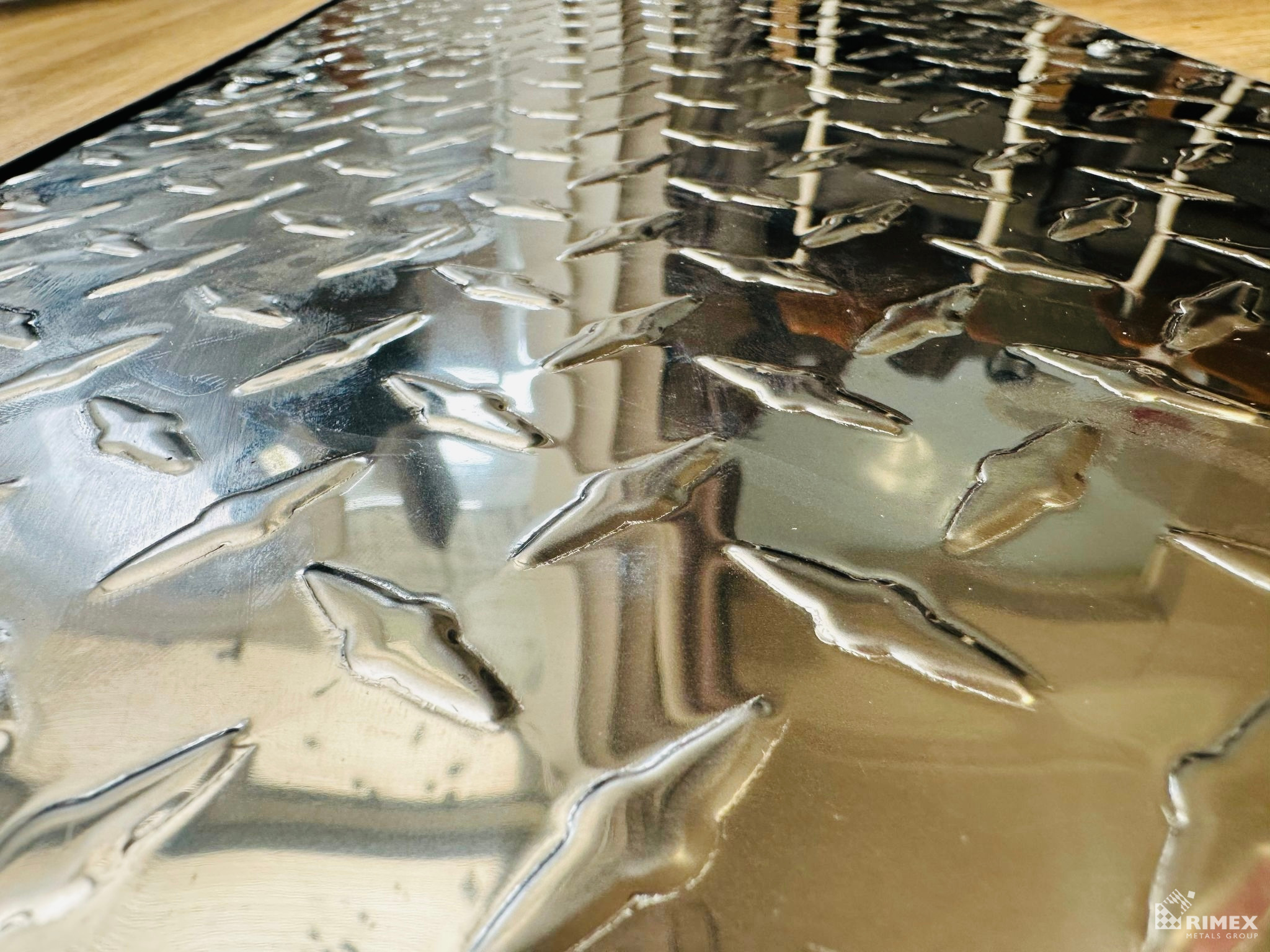 Acciaio inox antiscivolo: sicurezza, prestazioni ed estetica per la progettazione contemporanea